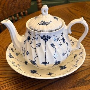 Finlandia (Swirl Rim) by CHURCHILL The Georgian Collection Teapot & Veggie Bowl
